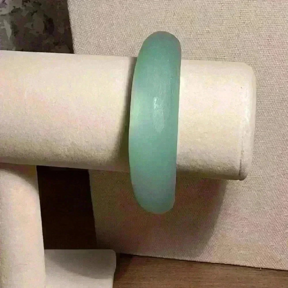 Vintage Resin Mint Green Acrylic Bangle - Picture 2 of 3
